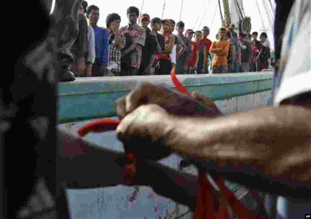 အင်ဒိုနီးရှားနိုင်ငံထဲက ငါးဖမ်းလုပ်ငန်းတွေမှာ အလုပ်လုပ်နေကြတဲ့ မြန်မာငါးဖမ်းသင်္ဘောသားများ