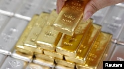 Giá vàng miếng tại Việt Nam tăng mạnh trong ngày 3/5/2024, từ mức 85,3 triệu đồng/lượng tăng vọt lên 85,8 triệu đồng/lượng, sau khi thông tin hủy đấu thầu vàng miếng được công bố.
