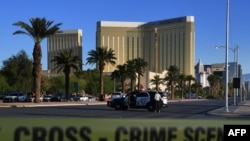 Pihak berwenang menyegel sekeliling Hotel Mandalay (latar belakang) dengan pita kuning, pasca insiden penembakan massal saat berlangsungnya konser musik country di Las Vegas, Nevada, 2 Oktober 2017. 