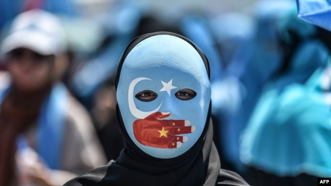 资料照：示威者抗议北京的新疆政策。