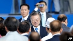 문재인 한국 대통령이 15일 서울 국립중앙박물관에서 열린 제73주년 광복절 경축식에 입장하면서 미리 온 참석자들과 인사하고 있다.