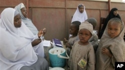 Petugas kesehatan bersiap memberikan vaksin polio pada anak-anak di Kano, Nigeria. (Foto: Dok)