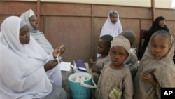 Les agents de santé se préparant à administrer le vaccin contre la polio aux enfants de Kano, au Nigeria, jeudi 27 novembre 2008. 