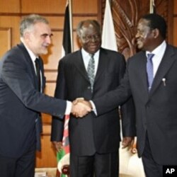 Le président Mwai Kibaki (au c.) et le Premier ministre Raila Odinga (à dr.) accueillent le procureur Luis Moreno-Ocampo à Nairobi (5 nov. 2009)