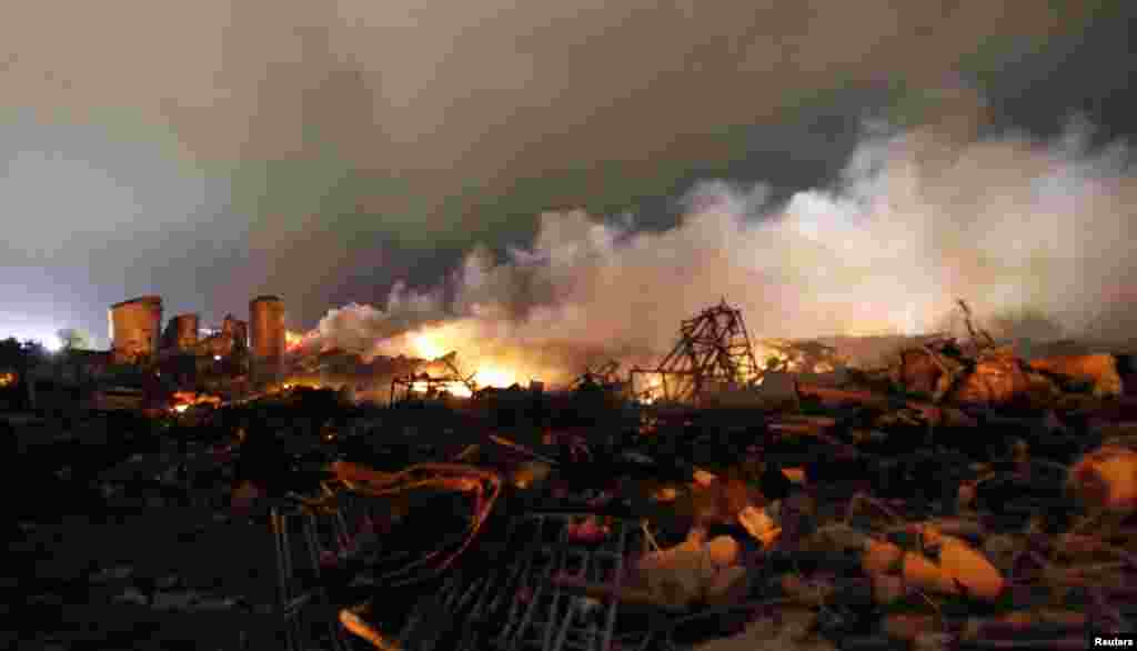 Les ruines en feu de l&#39;usine d&#39;engrais de West 