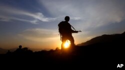 Les soldats américains de 2e peloton de la Compagnie Bravo 2-327 patrouilles pendant le coucher du soleil dans le district de la province de Kunar Chowkay en est de l'Afghanistan près de la frontière du Pakistan dimanche , Dec 26, 2010. ( AP Photo / Rafiq Maqbool )