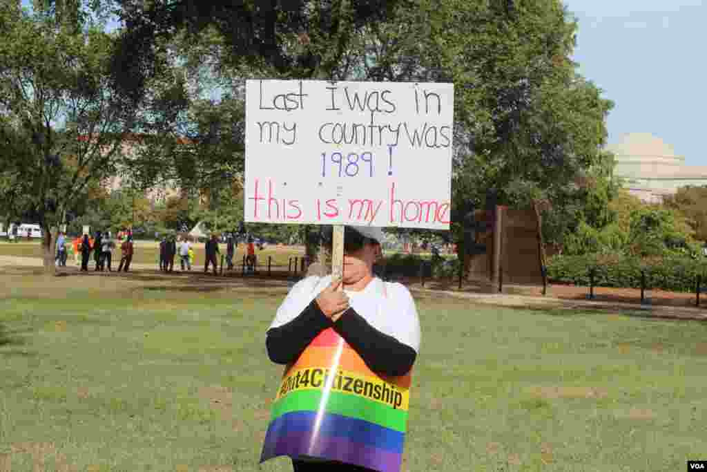 Los llamados soñadores o "dreamers" también participaron de la jornada por la reforma. Esta joven porta un cartel donde dice que toda su vida ha estado en EE.UU. 