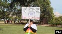 Una 'soñadora' muestra un cartel que reza "¡La última vez que estuve en mi país fue en 1989! Esta es mi casa" durante una protesta en Washington, D.C.