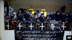 Un homme pleure sur les chrétiens coptes égyptiens qui ont été capturés en Libye et tués par des militants du groupe Etat islamique,le 16 février 2015 