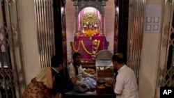 Umat Hindu tengah bersembahyang di Kuil Dhakeshwari, Dhaka, Bangladesh, 1 Januari 2019. (Foto: dok).