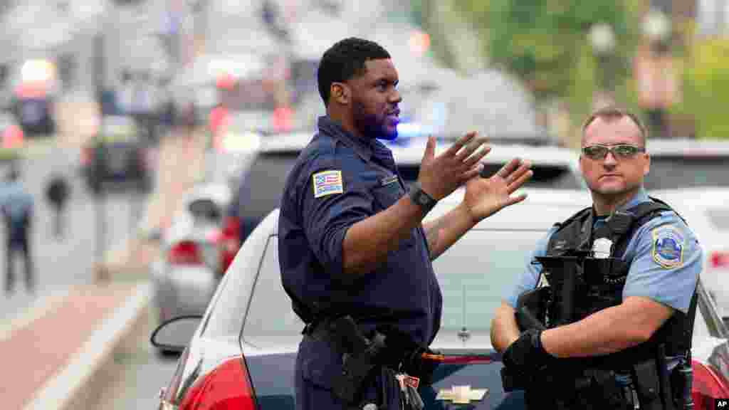 Une grande présence policière le long de l’avenue M dans le sud-est à proximité du campus Navy Yard sur des suspicions de la présence d’un tireur embusqué, le 2 juillet 2015