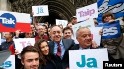 Škotski premijer Aleks Salmond sa pristalicama kampanje za nezavisnost, u Edinburgu 9. septembra 2014.