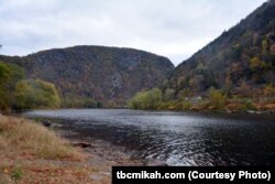 The Delaware River snakes between Mount Minsi (left) and Mount Tammany (right), creating the Delaware Water Gap.