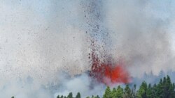 Lava dan asap terlihat setelah letusan gunung berapi di taman nasional Cumbre Vieja di El Paso, Pulau Canary La Palma, 19 September 2021.