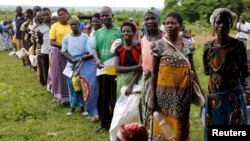 Warga Malawi antri untuk mendapatkan bantuan pangan dari WFP di desa Mzumazi pinggiran ibukota Lilongwe, awal bulan ini (foto: dok).