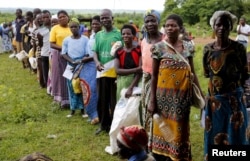Malawians queue for food aid distributed by the United Nations World Food Program (WFP) in Mzumazi village near the capital Lilongwe, Feb. 3, 2016.