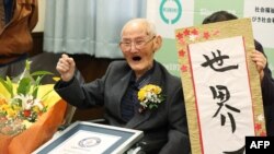 Chitetsu Watanabe saat menerima sertifikat sebagai lelaki tertua di dunia dari Guinness World Records, 12 Februari 2020. (Foto: dok).