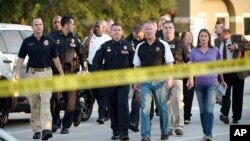 Le maire d'Orlando Buddy Dyer, au centre droit, aet le chef de la police John Mina, centre gauche, arrivent à la conférence de presse à Orlando, Floride, le 12 juin 2016. 