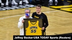 Nakon Luke Garze (na fotografiji sa trenerom Fran McCafferyem), nijedan igrač Iowa Hawkeyesa neće nositi broj 55, 07.03.2021.