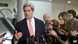 Chủ tịch Ủy ban Đối ngoại Thượng viện John Kerry trả lời các nhà báo sau một cuộc họp kín về vụ tấn công ở Benghazi