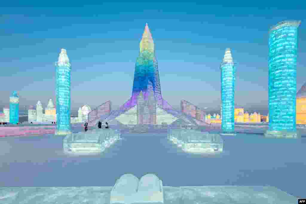 Çinin şimal-şərqində keçirilən Harbin Buz və Qar Festivalında buz heykəlləri.