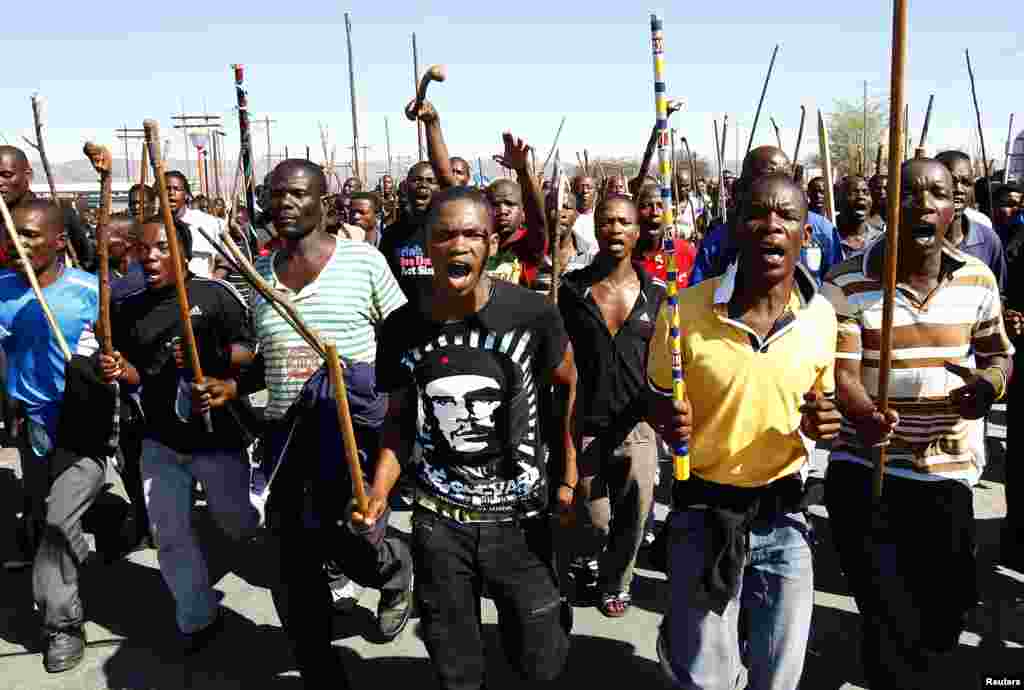 Mine workers take part in a march at Lonmin&#39;s Marikana mine in South Africa, September 10, 2012.