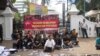 Panitia pertemuan aktivis 98 saat melakukan aksi protes di depan gerbang Kemenpora Jakarta dengan menggelar foto-foto 13 korban penculikan aktivis 97-98, Selasa, 24 Juni 2014. (Foto: dok)
