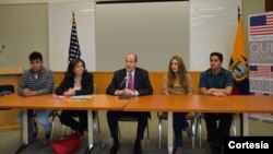 El embajador de Estados Unidos en Ecuador, Adam Namm (centro), anunció la nueva búsqueda los 13 jóvenes que visitarán varias ciudades estadounidenses.