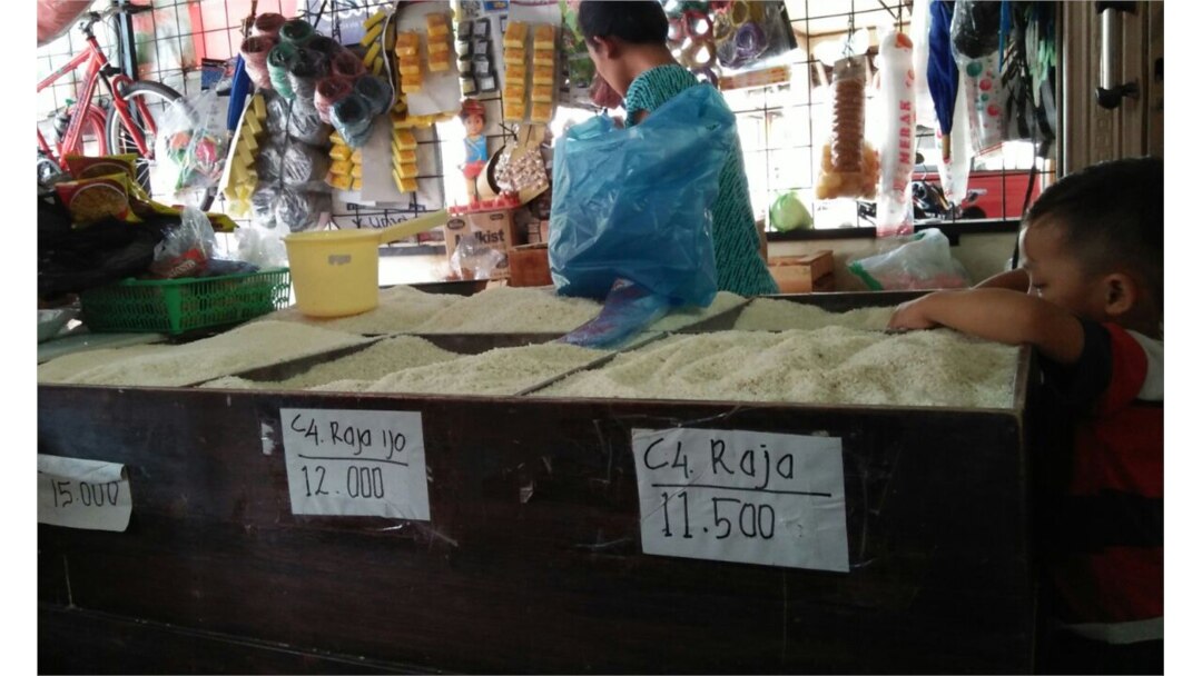 Warung sembako di Yogyakarta menjual beras dengan variasi harga tergantung jenis. (Foto: VOA/Nurhadi Sucahyo)