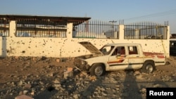 Sebuah mobil terlihat di kawasan industri di kota Najran timur, Arab Saudi, yang terkena serangan roket Houthi, 27 Agustus 2016. (Foto: dok). Pemberontak Houthi kembali menyerang kasawasn ini, Selasa (21/5).