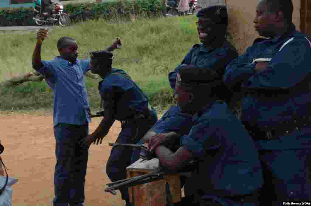 Burundi: Polisi wakagua mpigaji kura kabla ya kuingia katika kituo 