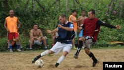 Moradores do bairro Bom Pastor, jogam futebol de rua. Cidade de Natal, uma das anfitriãs do Mundial 2014. Maio 11, 2014