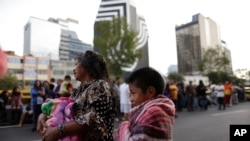 Người dân đứng ngoài đường sau khi nghe còi báo động động đất, ở Mexico City, ngày 23 tháng 9, 2017. 