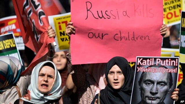 Manifestantes en Estambul portan carteles y una foto representando al presidente ruso, Vladimir Putin, durante una protesta contra las operaciones militares rusas en Siria, el sábado, 3 de octubre de 2015.