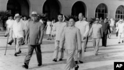 1963年7月，以邓小平为团长的中共代表团前往苏联谈判。刘少奇、周恩来、朱德、彭真到机场送行