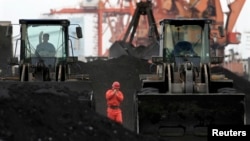 북-중 접경 지역인 중국 단둥에서 노동자들이 북한산 석탄을 하역하고 있다. (자료사진)