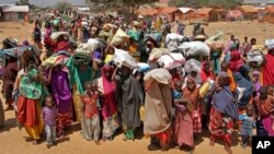 Somalis displaced by the drought, arrive at makeshift camps in the Tabelaha area on the outskirts of Mogadishu, Somalia, March 30, 2017. 