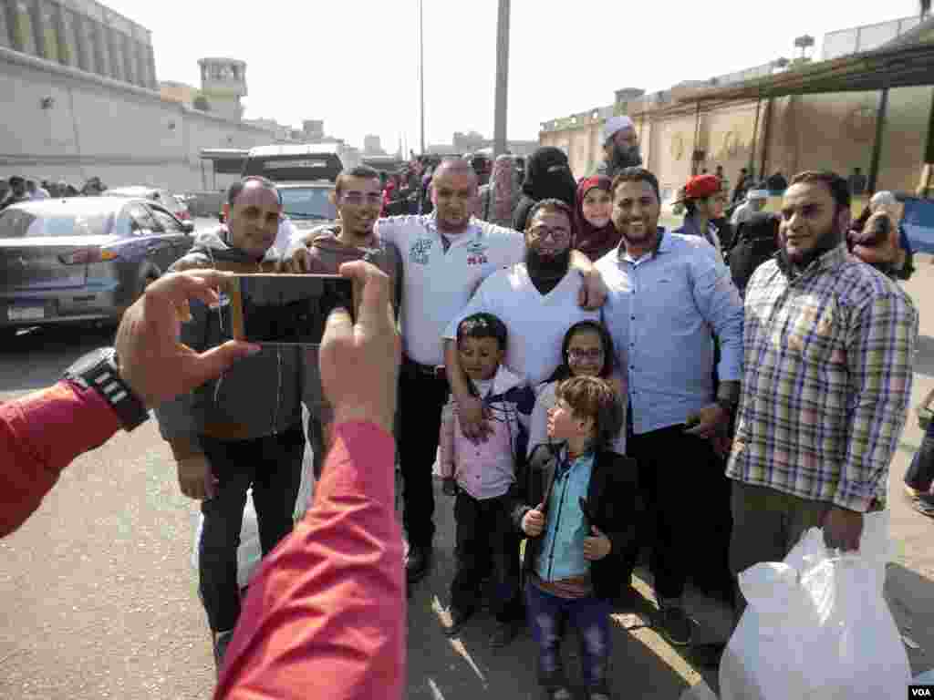 Abdulrahman Salem poses for a group picture with his family members outside Tora prison south of Cairo, Egypt, Tuesday, March 14, 2017. He was released with some 200 political prisoners under a presidential pardon. (H. Elrasam/VOA)