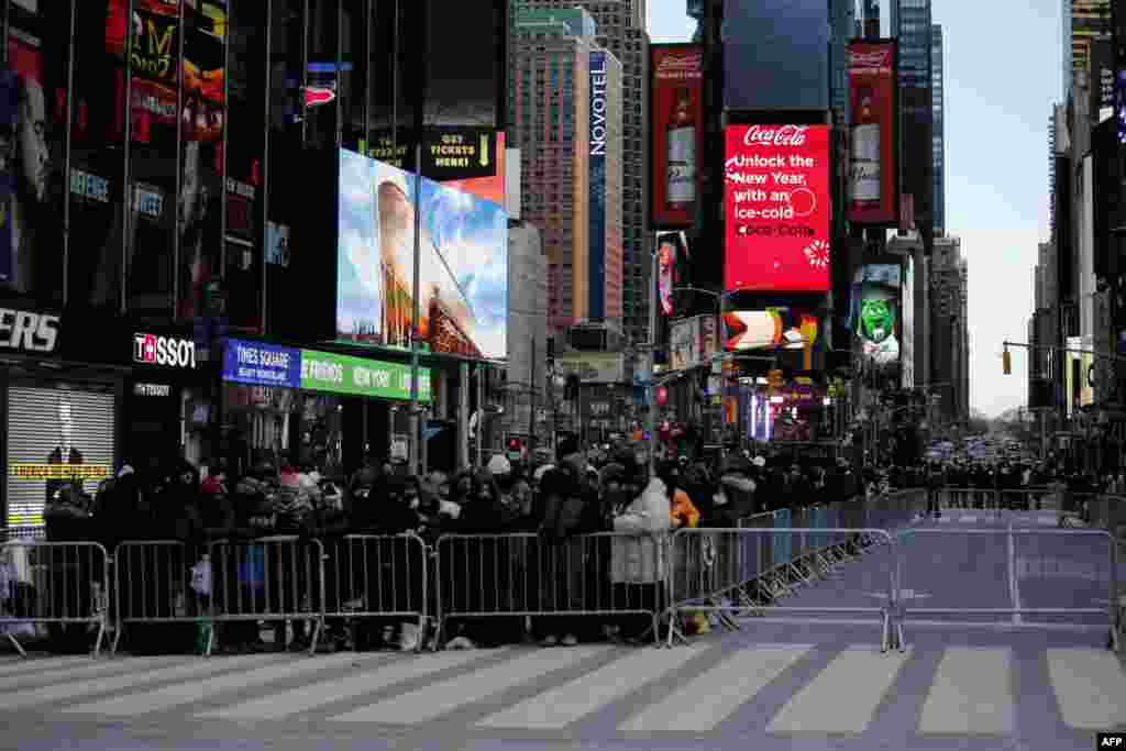 成千上萬的人聚集在紐約時報廣場等待新年慶祝活動的開始。（2017年12月31日）