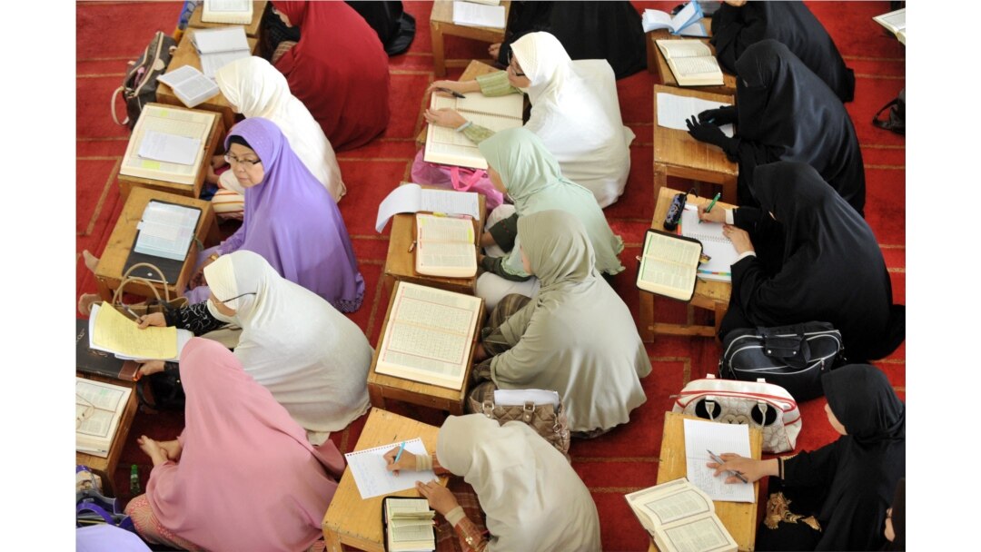 Muslimah mengikuti khutbah di masjid pada hari ke-5 bulan suci Ramadhan di Tangerang pada 26 Agustus 2009. (Foto: AFP/Adek Berry)