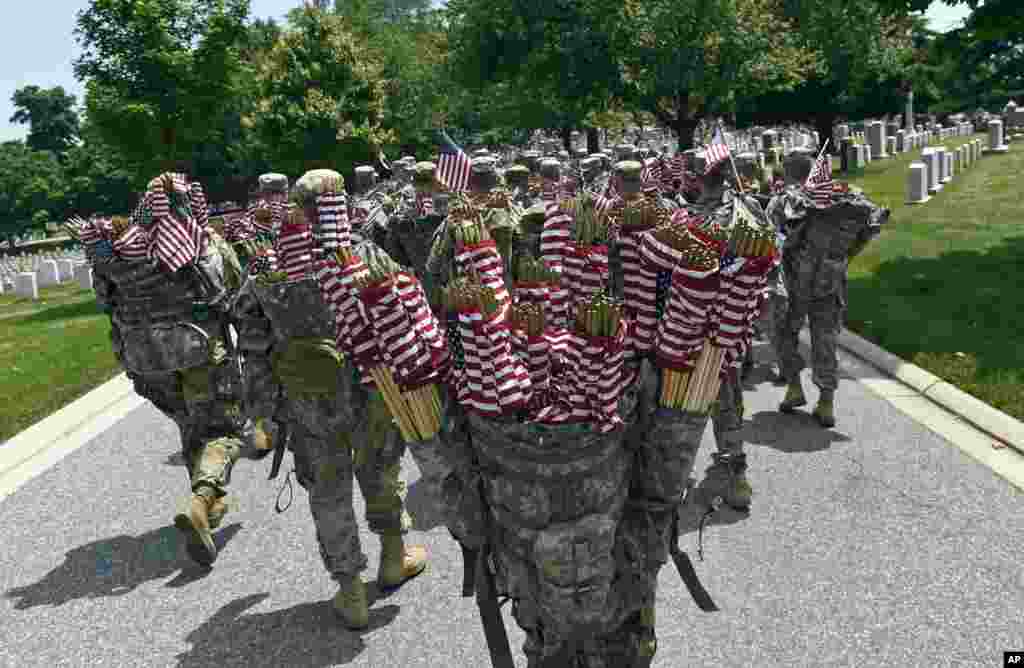 &#39;올드 가드&#39;로 잘 알려진 미 육군 제3 보병 연대 병사들. 메모리얼데이를 앞두고 버지니아주 알링턴 국립묘지의 비석마다 성조기를 꽂을 준비를 하고 있다. &nbsp;
