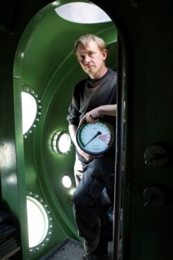 Pemilik kapal selam Peter Madsen berdiri di dalam kapalnya, 30 April 2008. (AP)