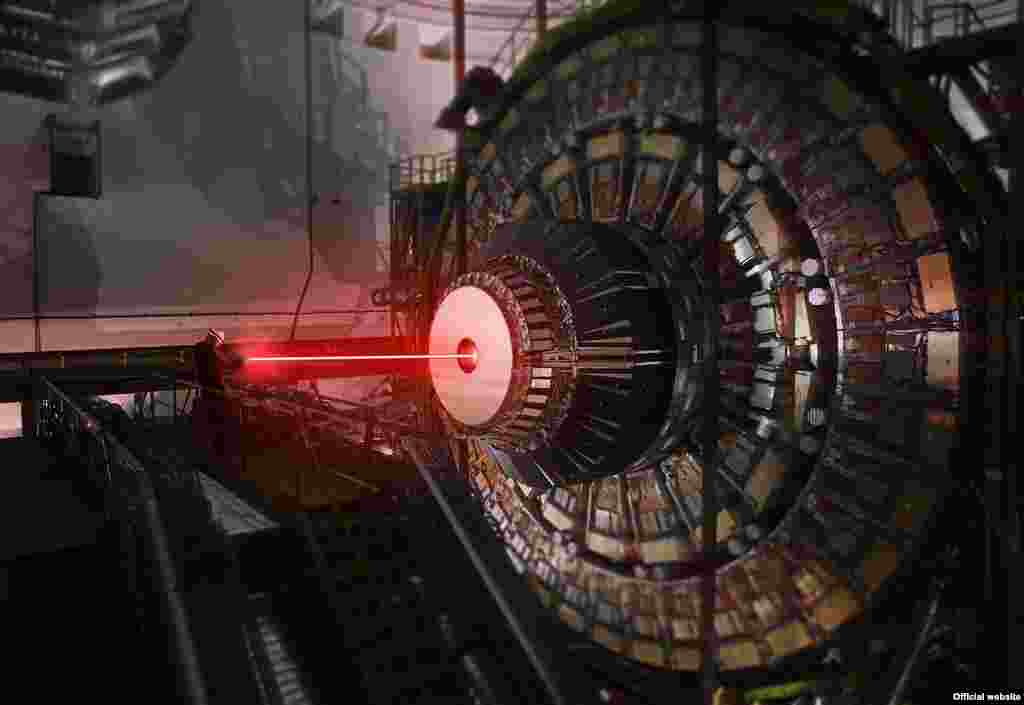 Cientistas do CERN, responsáveis por um dos sistemas de descobertas científicas mais avançados do mundo, anunciaram hoje a descoberta da força, dos filmes Star Wars. Numa publicação oficial e uma série de fotos, o grupo contou ao mundo que agora era possível controlas o mundo com um Jedi dos filmes de George Lucas.
