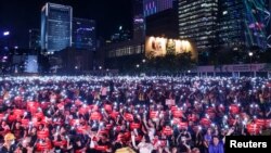 2019年6月26日，在G20峰会召开前，香港示威者挥动智能手机，敦促国际社会支持他们要求政府撤回引渡法案。