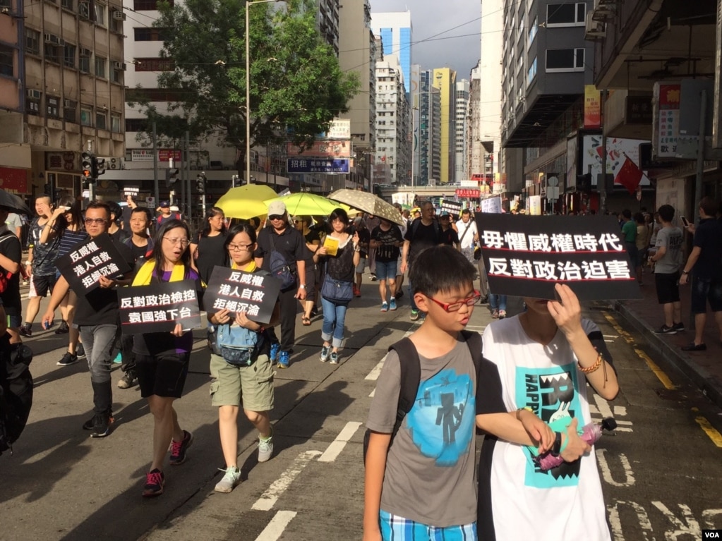 香港幾十個政黨和團體在中國十一國慶當天下午，舉行反威權大遊行，抗議政治打壓，要求律政司司長袁國強下台。 數以萬計的港人走上街頭，表達反對他們看來的來自北京和香港特區政府的威權打壓。