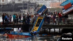 Para nelayan Chile memeriksa kerusakan di pantai utara di kota Iquique, Chile pasca gempa, Rabu (2/4). 