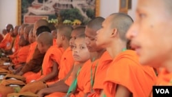 The monks at Oudong Mountain, Kandal province, Cambodia, Wednesday May 10, 2017. (Hean Socheata/VOA Khmer)