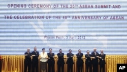 Presidents and prime ministers pose for a photograph during the opening ceremony of the 20th ASEAN summit and the celebration of the 45th Anniversary of ASEAN at the Peace Palace, in the Office of the Council of Ministers in Phnom Penh, April 3, 2012. 