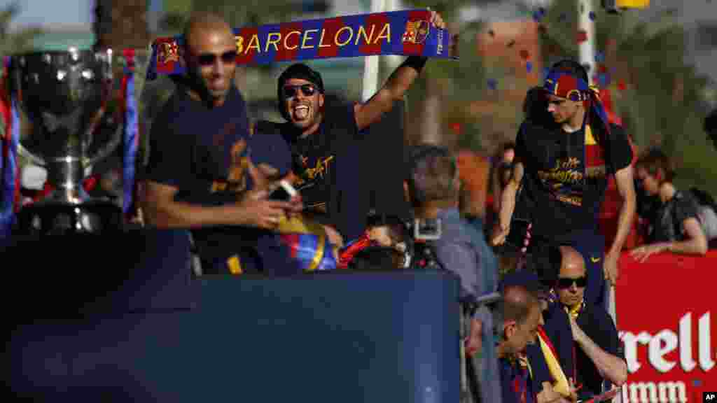 Les joueurs du FC Barcelone célèbrent leur titre dans les rues de Barcelone, Espagne, le 15 mai 2016.