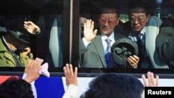 2010年11月5日一批南韓人與北韓親人進行短暫家庭團聚後乘座巴士離開位於北韓金剛山渡假區。
